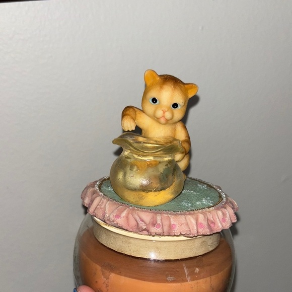 Adorable Cat Figurine with candle - Picture 2 of 8